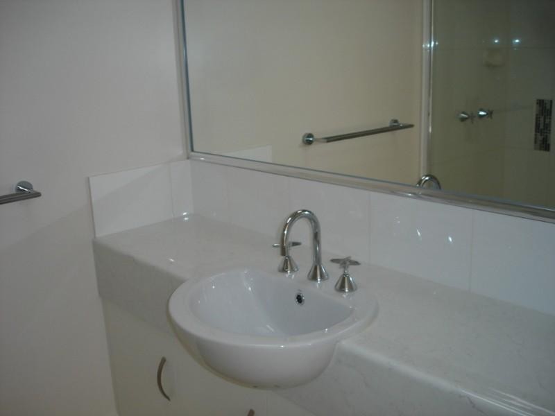 1/52B Llewellyn Street, Centenary Heights QLD 4350