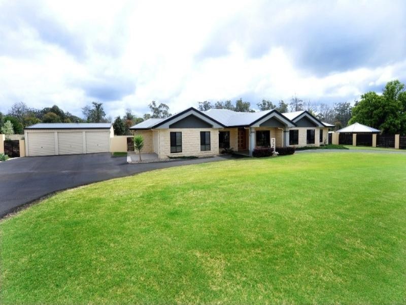 2 Lawson Drive, Highfields QLD 4352