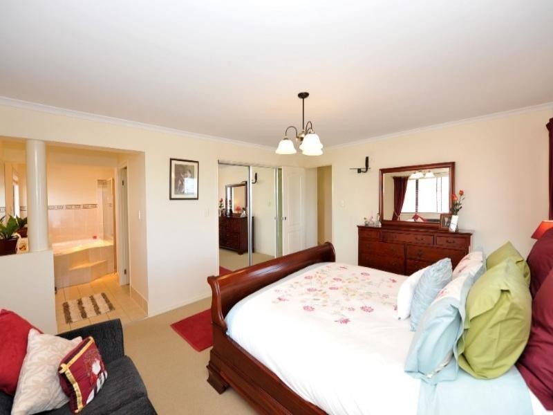 14 Banksdale Drive, Middle Ridge QLD 4350