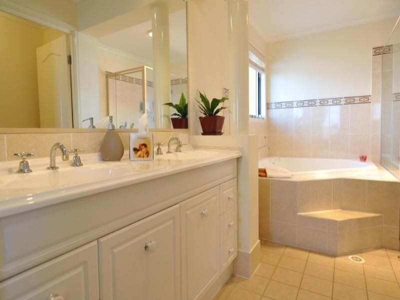 14 Banksdale Drive, Middle Ridge QLD 4350