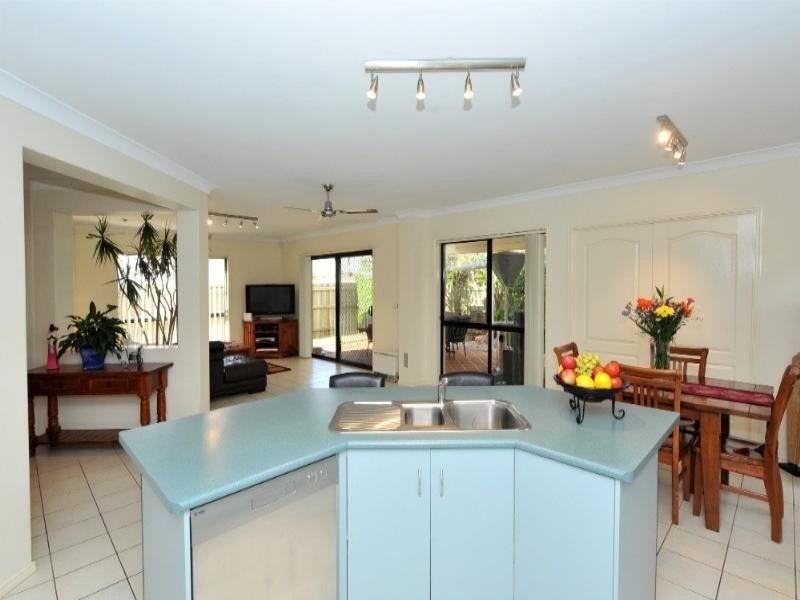 14 Banksdale Drive, Middle Ridge QLD 4350