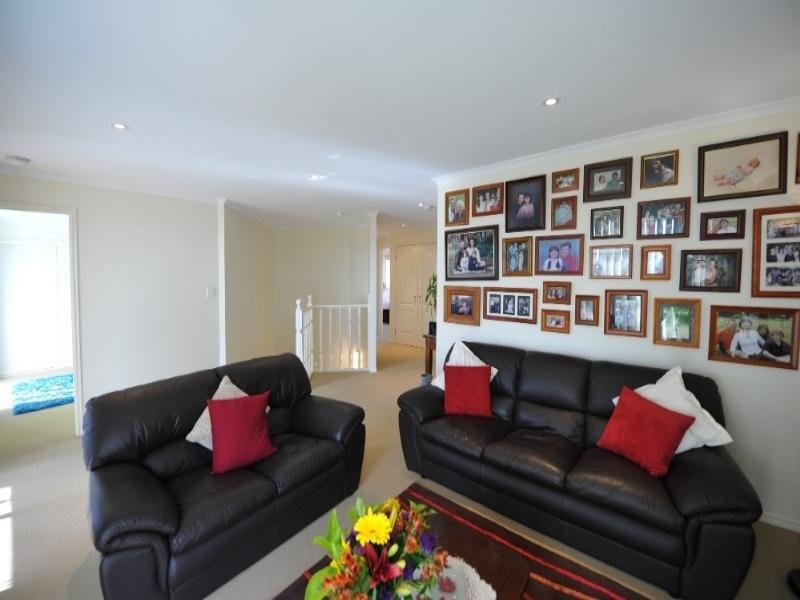 14 Banksdale Drive, Middle Ridge QLD 4350