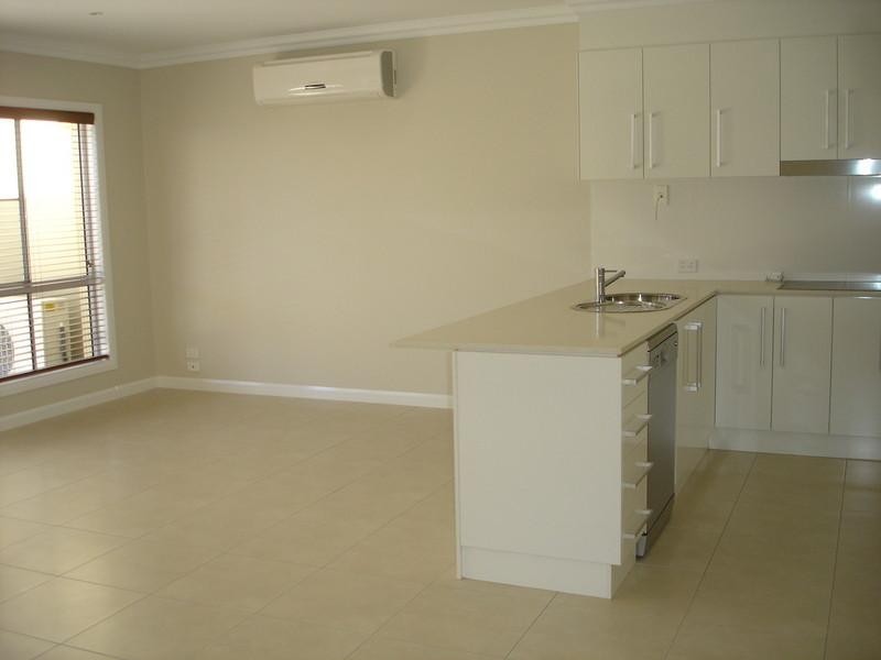 2/245a Mackenzie Street, Toowoomba QLD 4350