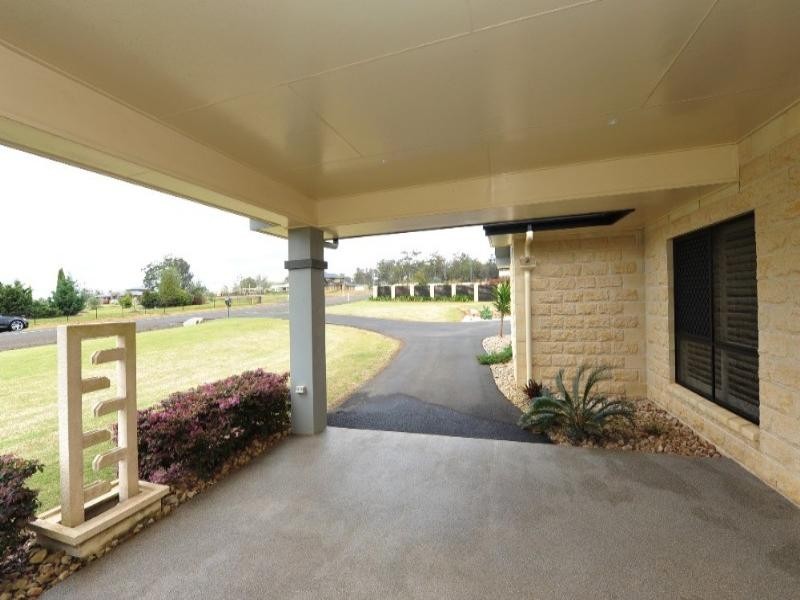 2 Lawson Drive, Highfields QLD 4352