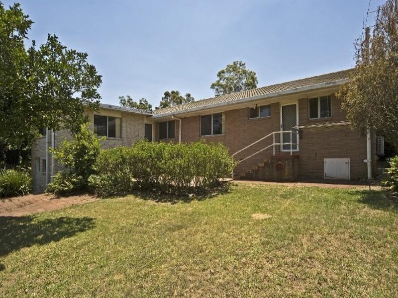 4 Alford Street, Mount Lofty QLD 4350