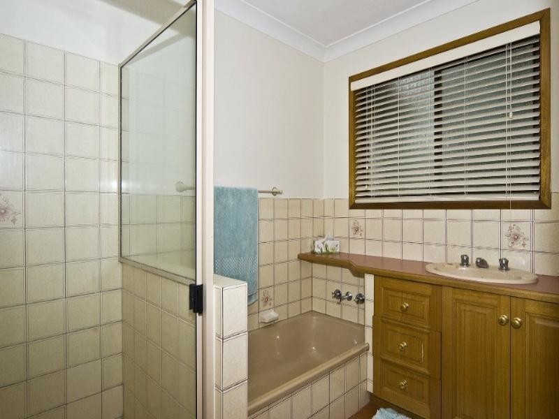 27 Amos Crescent, Mount Lofty QLD 4350