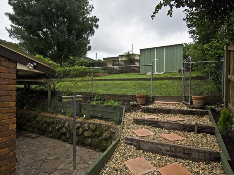 27 Amos Crescent, Mount Lofty QLD 4350
