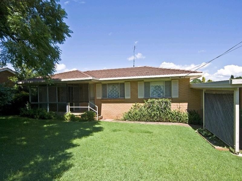 8 Tracey Street, Rangeville QLD 4350