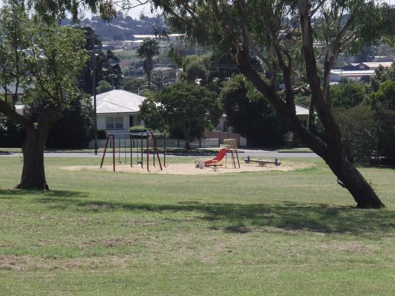 18 Hillside Street, Newtown QLD 4350