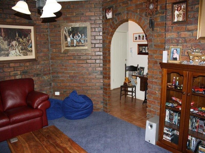 8 Vista Court, Withcott QLD 4352