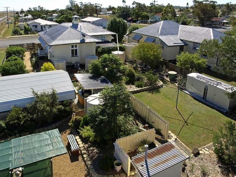 9 Earl Street, Jondaryan QLD 4403