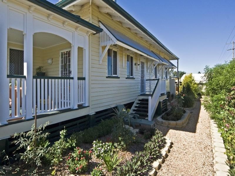 9 Earl Street, Jondaryan QLD 4403