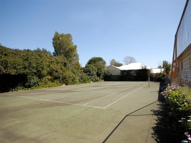 16 Ross Street, Mount Lofty QLD 4350