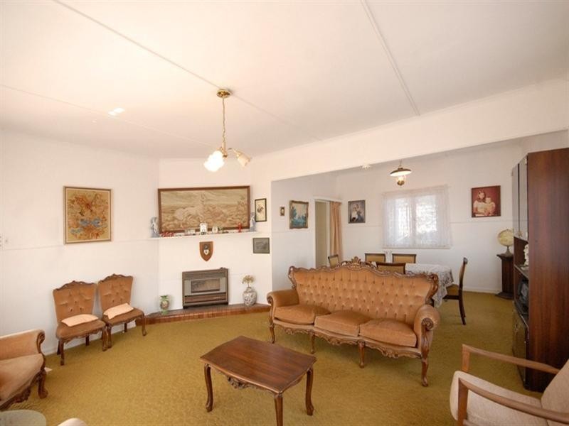 16 Ross Street, Mount Lofty QLD 4350