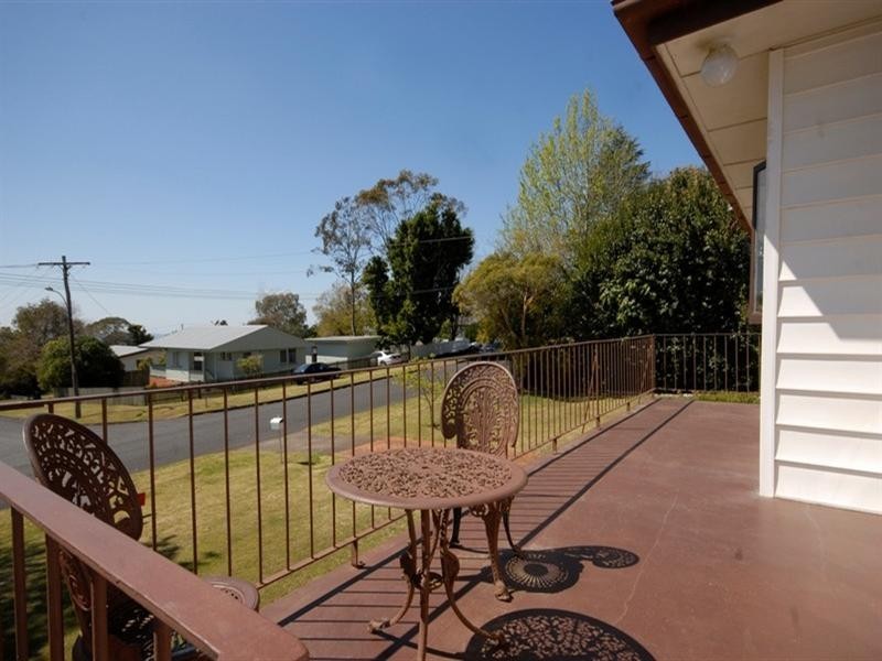 16 Ross Street, Mount Lofty QLD 4350