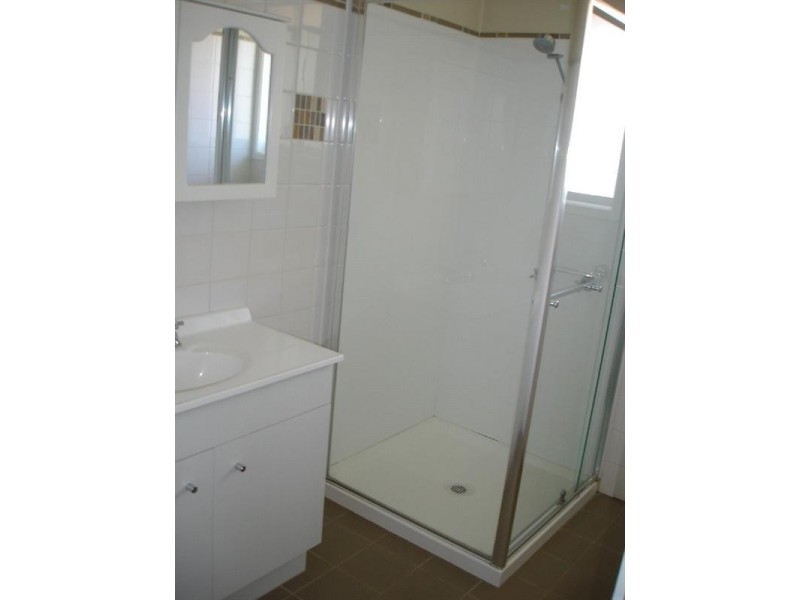 2/407 Stenner Street, Kearneys Spring QLD 4350