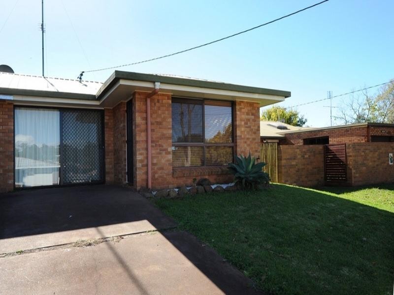 1/7 Agnes Street, Centenary Heights QLD 4350