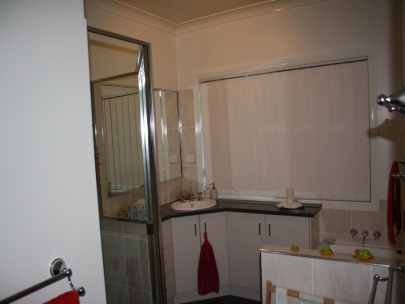 8 Vista Court, Withcott QLD 4352