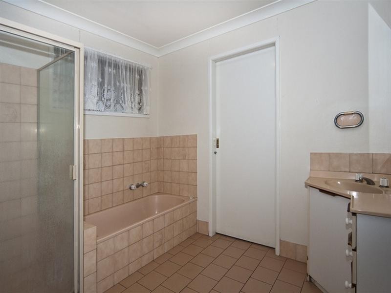6 Roslyn Street, Centenary Heights QLD 4350