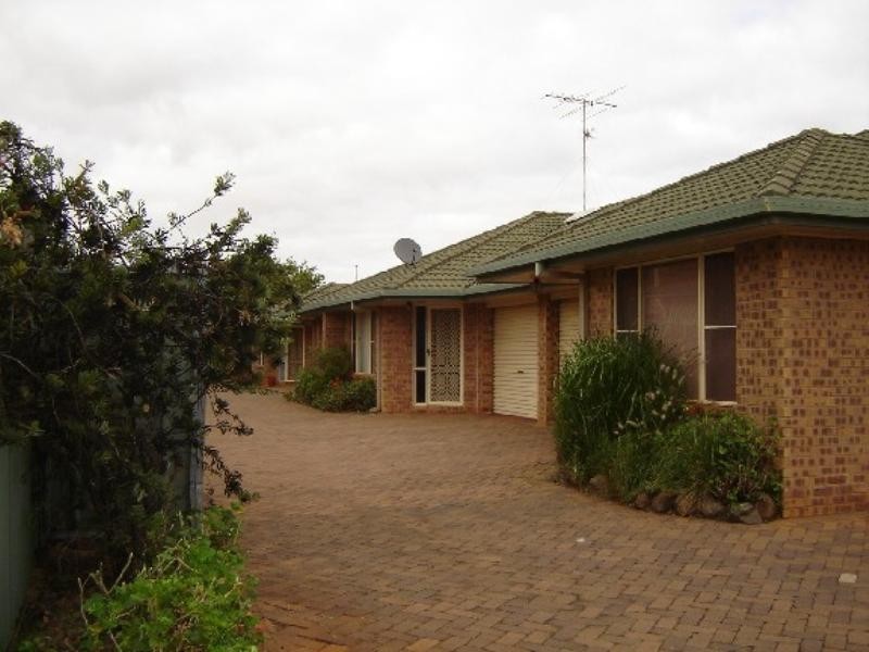 2/242 Spring Street, Kearneys Spring QLD 4350