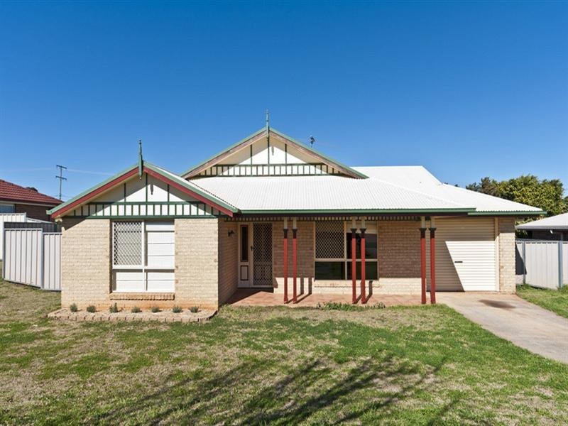 32 Gainsborough Drive, Glenvale QLD 4350