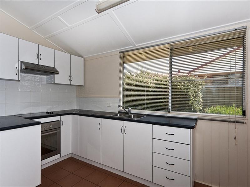 16 Charles Street, Newtown QLD 4350