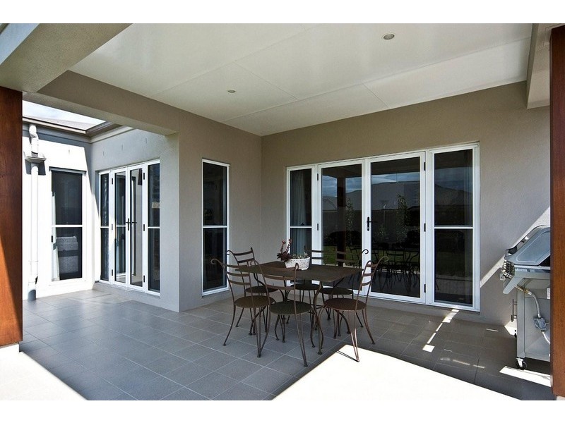 24 Saba Court, Middle Ridge QLD 4350