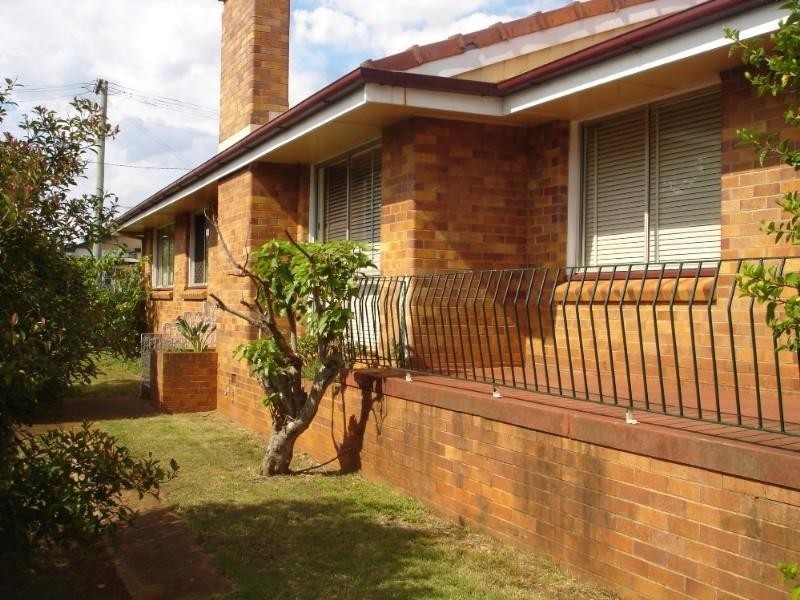 1 Peak Street, Harristown QLD 4350