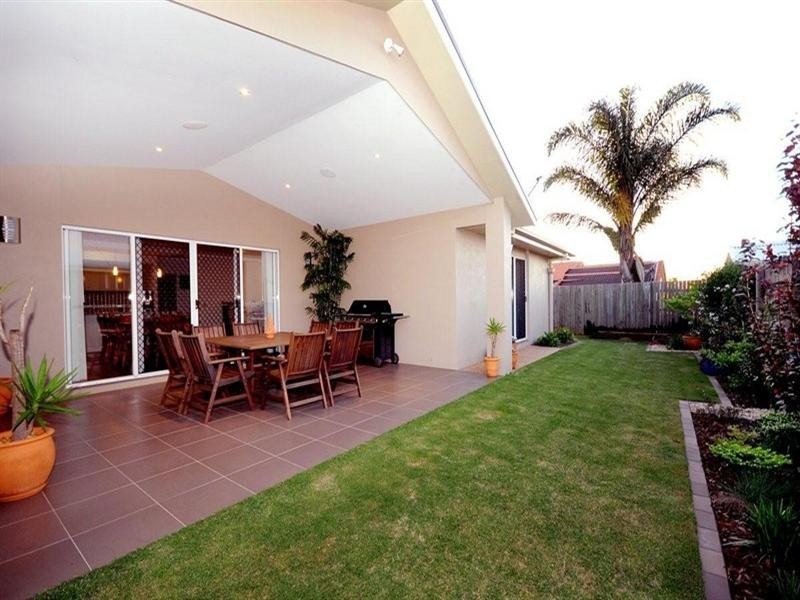 19 Banksdale Drive, Middle Ridge QLD 4350