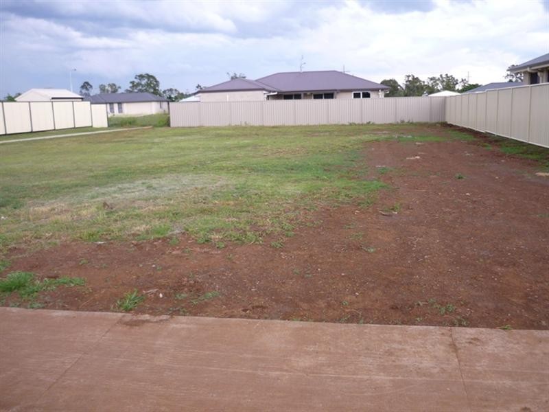 35 Berghofer Drive, Oakey QLD 4401