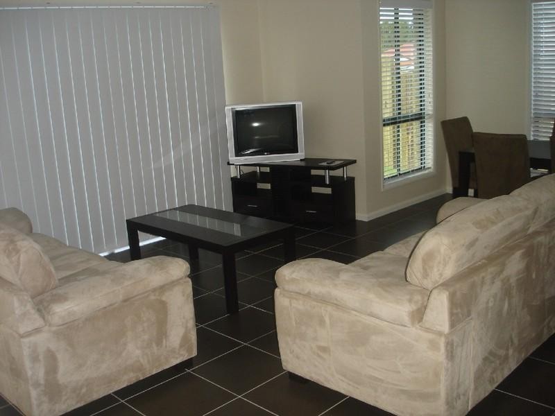 1/4 Nabiac Close, Kearneys Spring QLD 4350