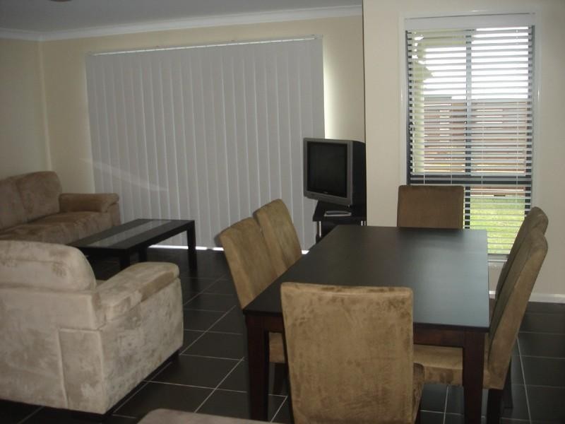 1/4 Nabiac Close, Kearneys Spring QLD 4350