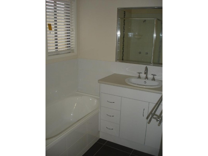 1/4 Nabiac Close, Kearneys Spring QLD 4350