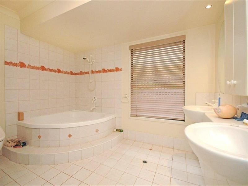 34 Tourist Road, East Toowoomba QLD 4350