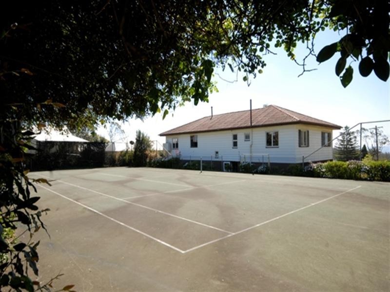 16 Ross Street, Mount Lofty QLD 4350
