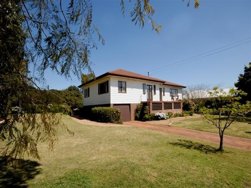 16 Ross Street, Mount Lofty QLD 4350