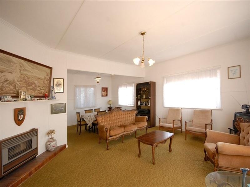 16 Ross Street, Mount Lofty QLD 4350