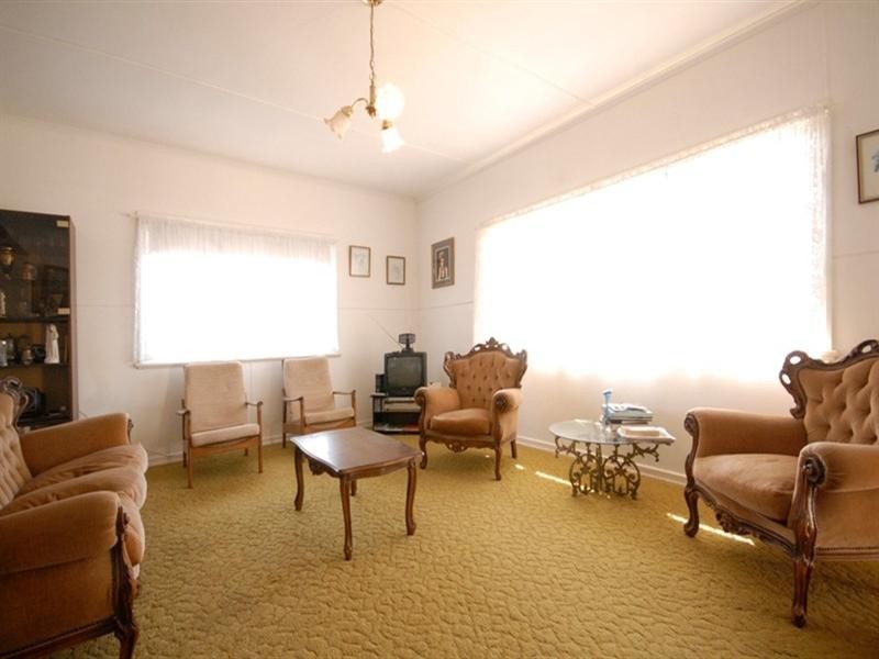 16 Ross Street, Mount Lofty QLD 4350