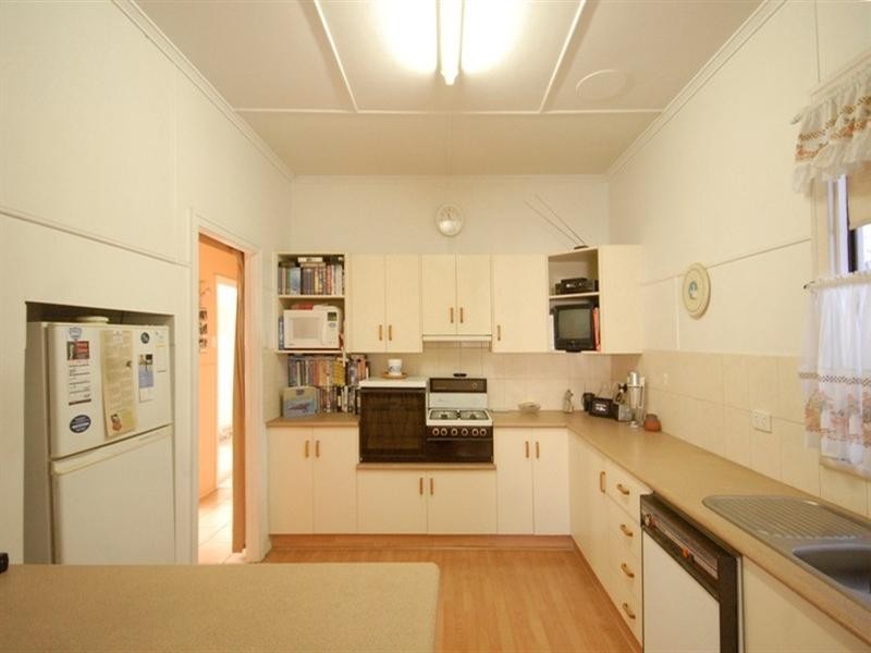 16 Ross Street, Mount Lofty QLD 4350