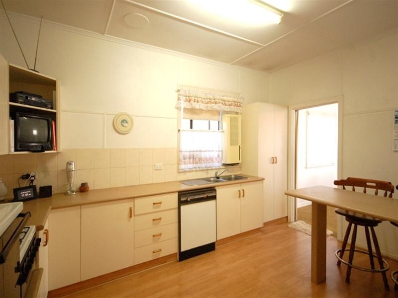 16 Ross Street, Mount Lofty QLD 4350