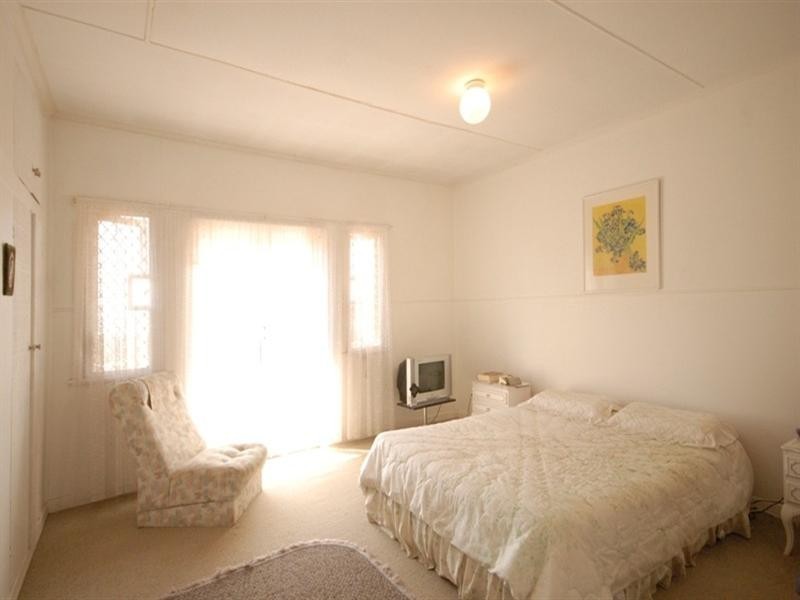 16 Ross Street, Mount Lofty QLD 4350