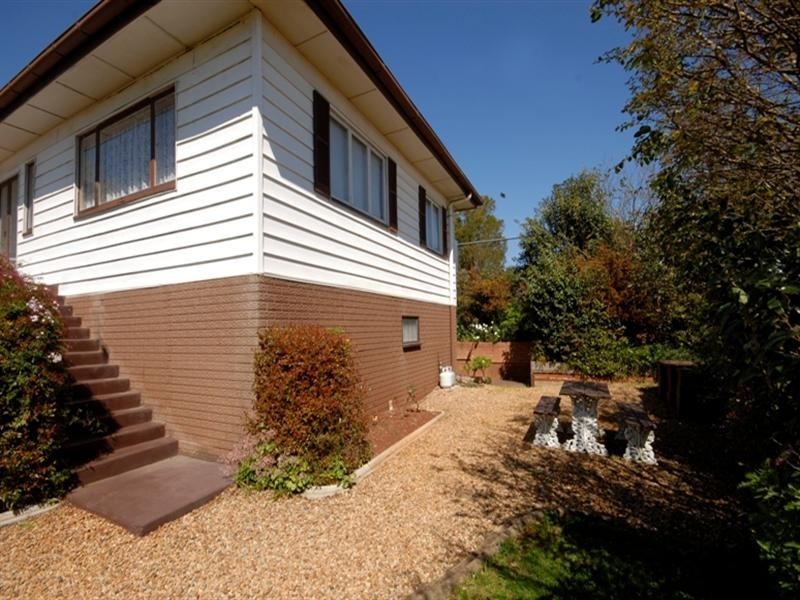 16 Ross Street, Mount Lofty QLD 4350