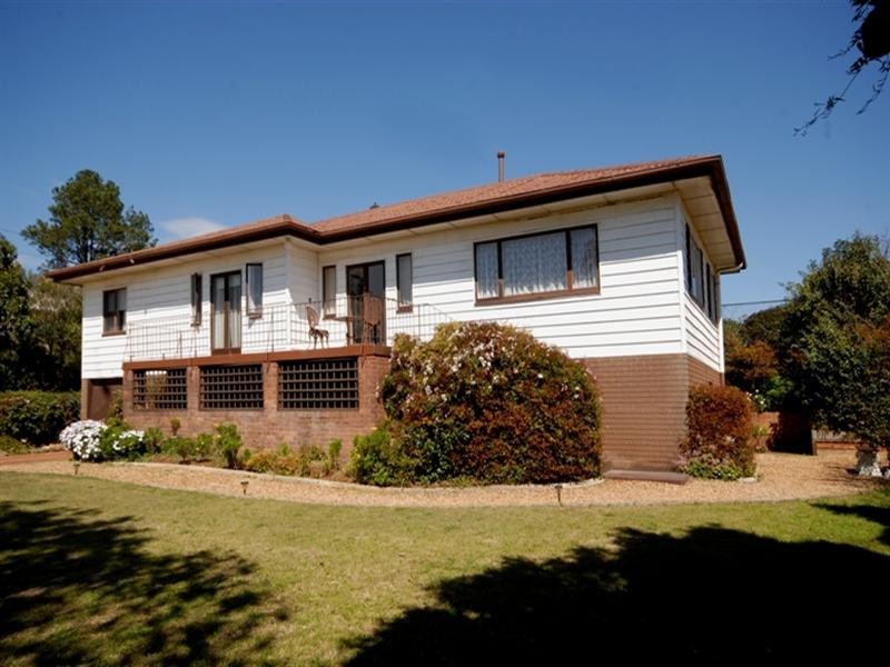 16 Ross Street, Mount Lofty QLD 4350