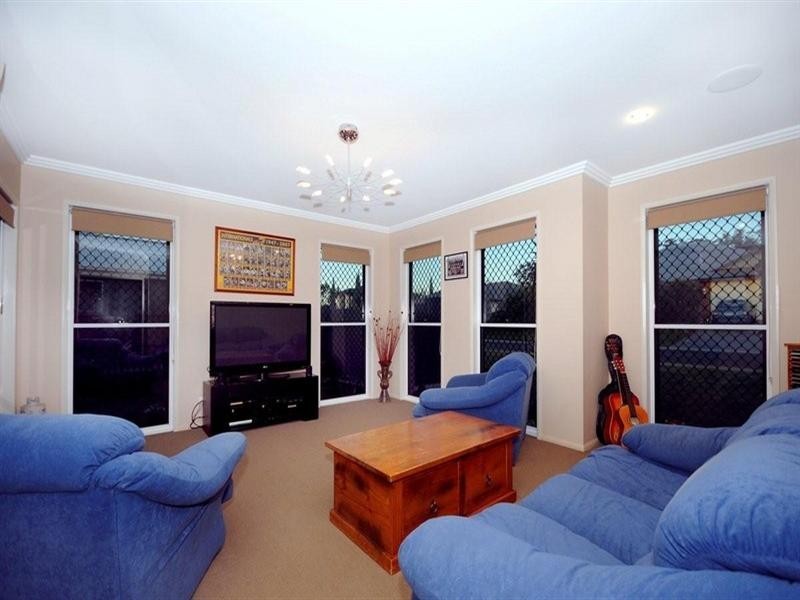 19 Banksdale Drive, Middle Ridge QLD 4350