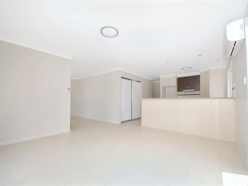 2/11 Hillside Street, Newtown QLD 4350