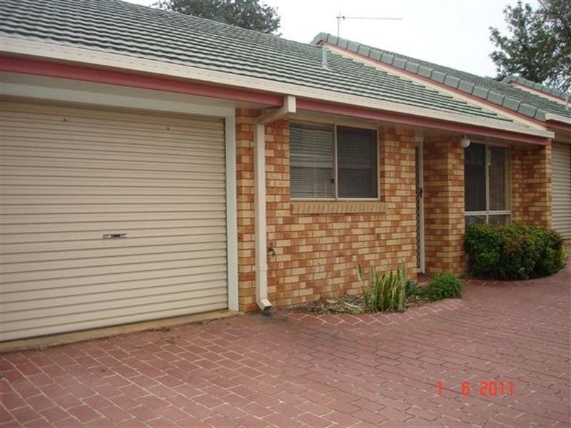 2/299 James Street, Newtown QLD 4350