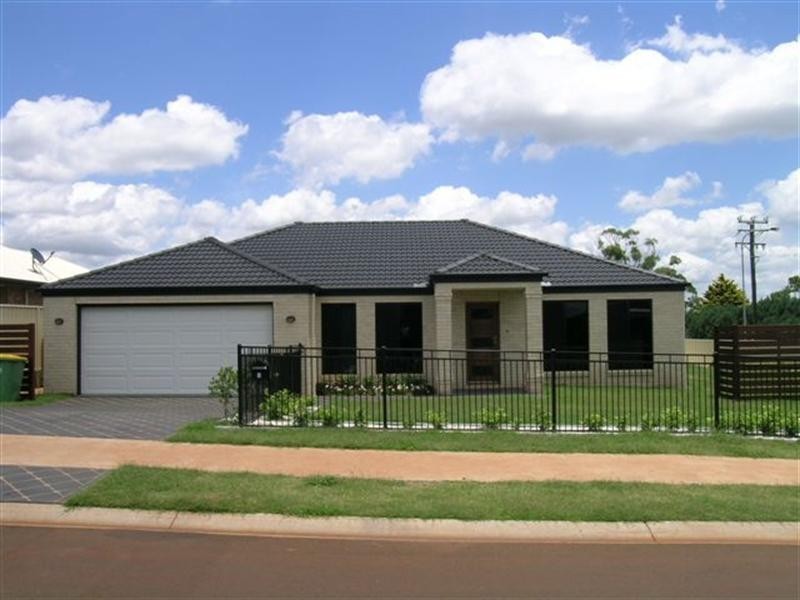 1 Banksdale Drive, Middle Ridge QLD 4350