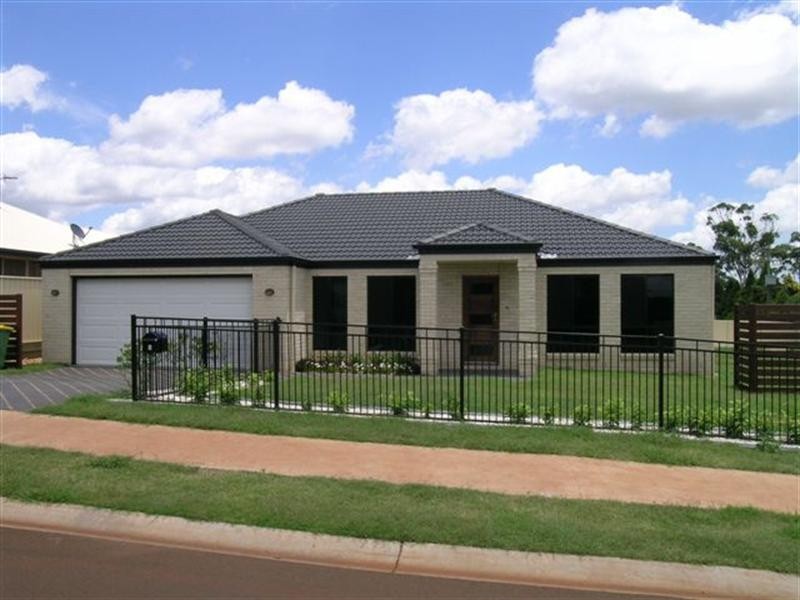 1 Banksdale Drive, Middle Ridge QLD 4350