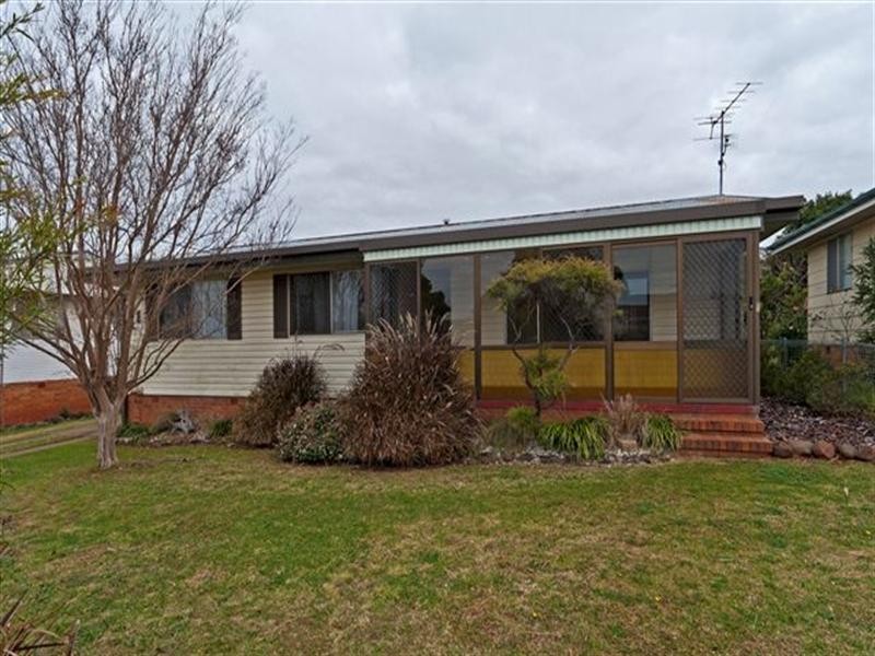 11 Brown Street, Rockville QLD 4350