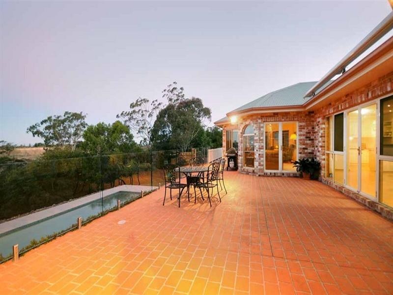 6 Chatswood Close, Mount Lofty QLD 4350